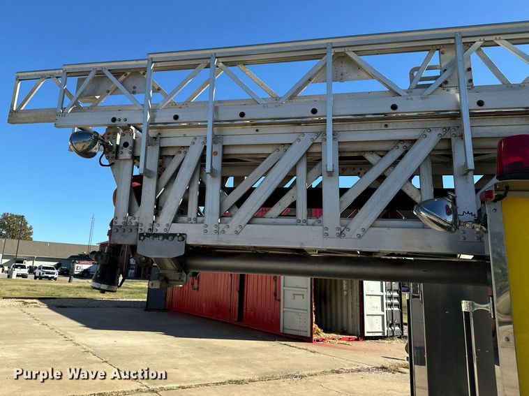 image for item DO0465 1997 Sutphen ladder fire truck