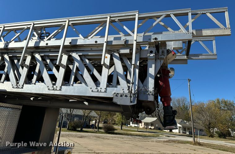 image for item DO0465 1997 Sutphen ladder fire truck
