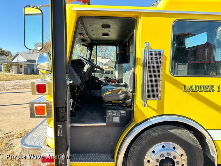 image for item DO0465 1997 Sutphen ladder fire truck