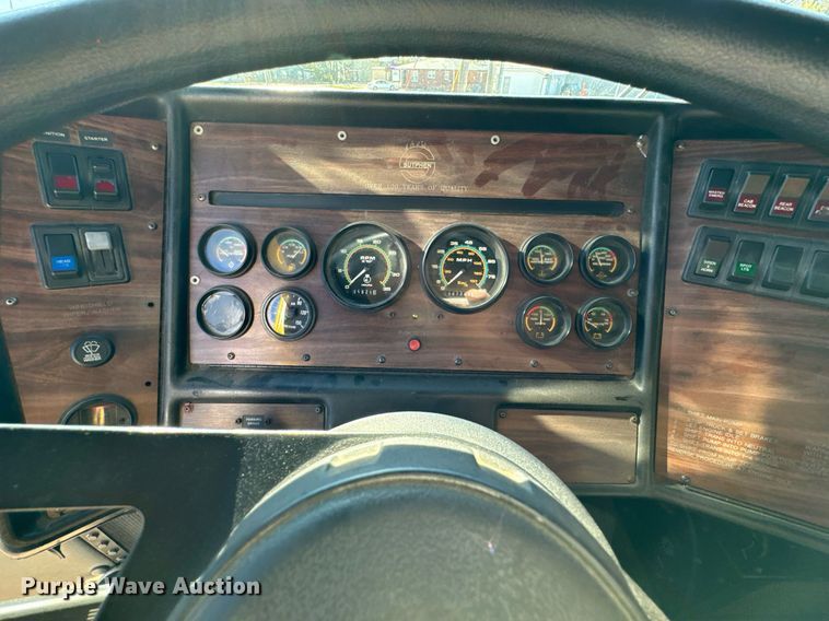 image for item DO0465 1997 Sutphen ladder fire truck