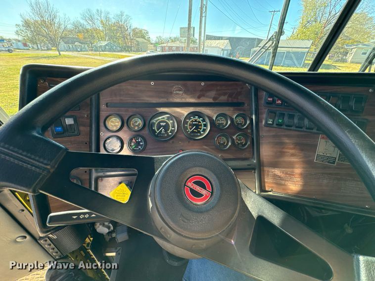 image for item DO0465 1997 Sutphen ladder fire truck