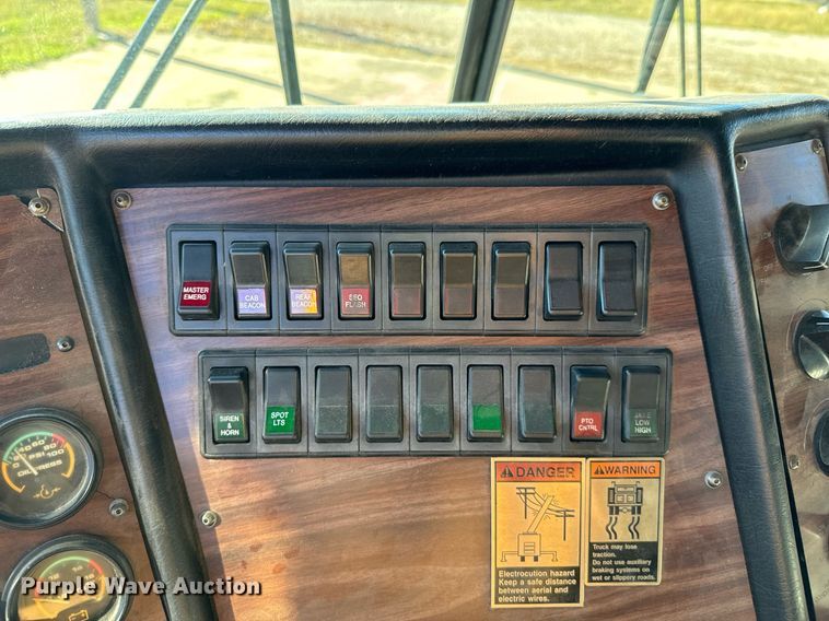 image for item DO0465 1997 Sutphen ladder fire truck