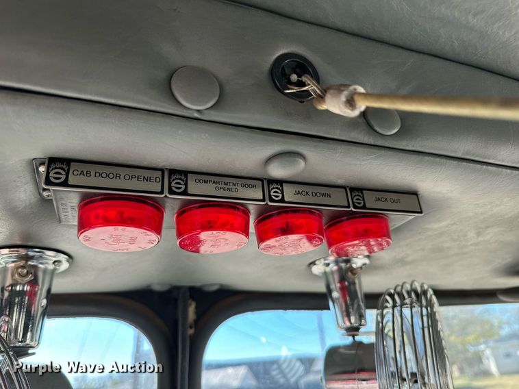 image for item DO0465 1997 Sutphen ladder fire truck