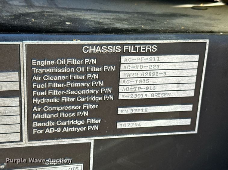 image for item DO0465 1997 Sutphen ladder fire truck