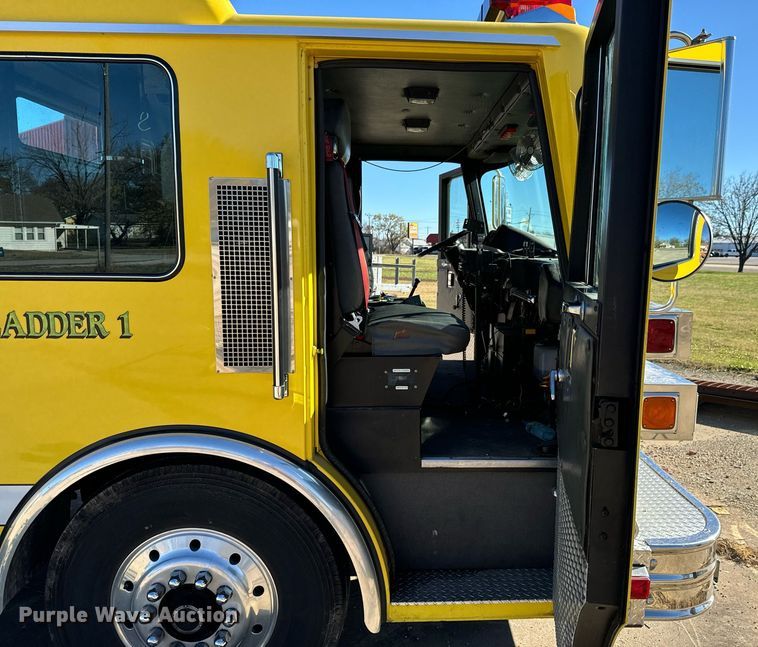 image for item DO0465 1997 Sutphen ladder fire truck