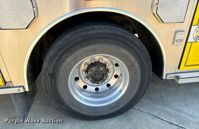 image for item DO0465 1997 Sutphen ladder fire truck