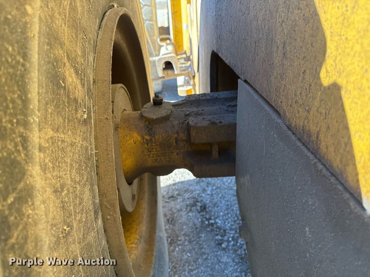 image for item DO7639 2009 John Deere 724K high lift wheel loader