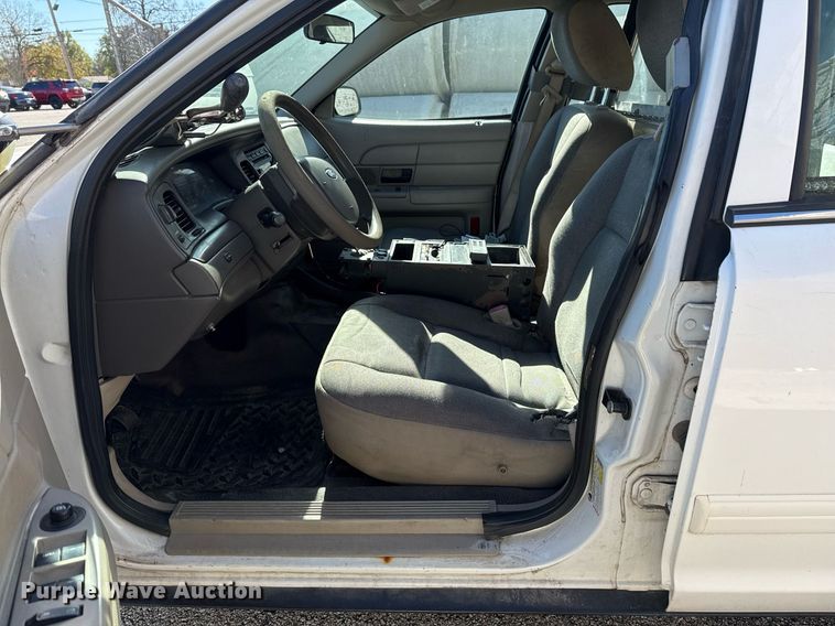 image for item DO7644 2011 Ford Crown Victoria Police Interceptor 