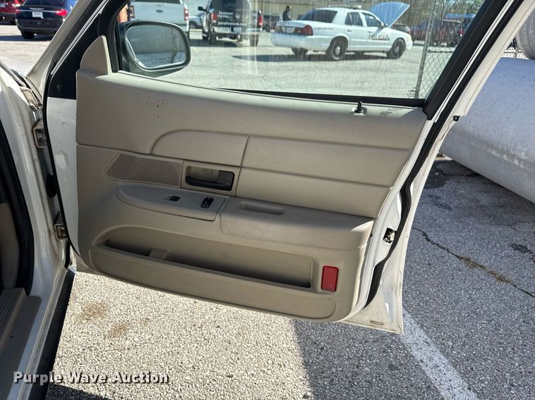 image for item DO7644 2011 Ford Crown Victoria Police Interceptor 