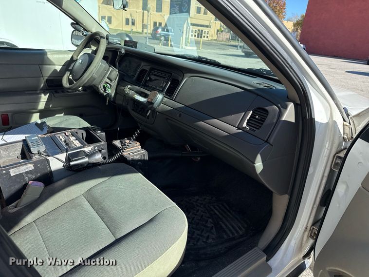 image for item DO7644 2011 Ford Crown Victoria Police Interceptor 