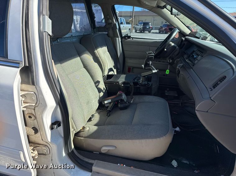 image for item DO7645 2011 Ford Crown Victoria Police Interceptor 