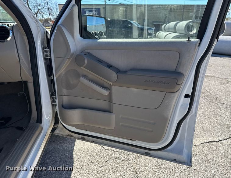 image for item DO7647 2006 Ford Explorer SUV