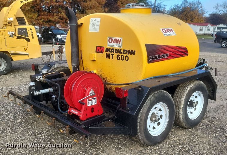 image for item DQ3792 2021 Mauldin MT600 oil distribution trailer