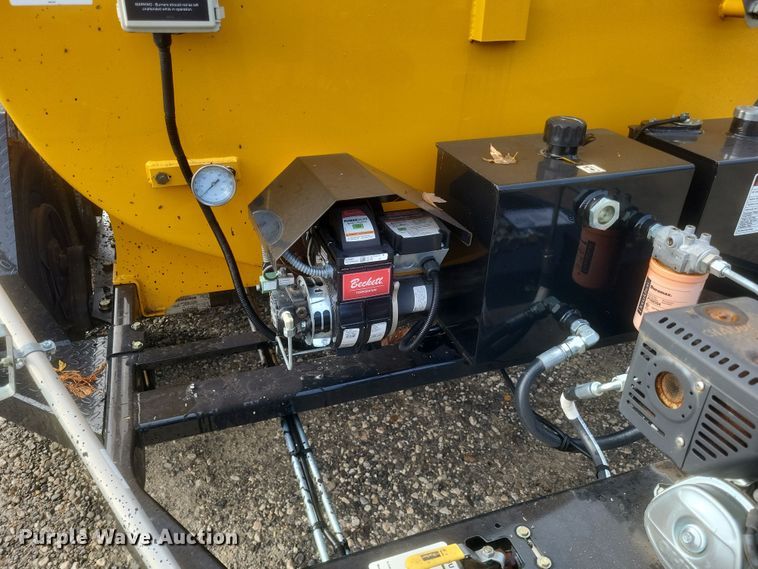 image for item DQ3792 2021 Mauldin MT600 oil distribution trailer