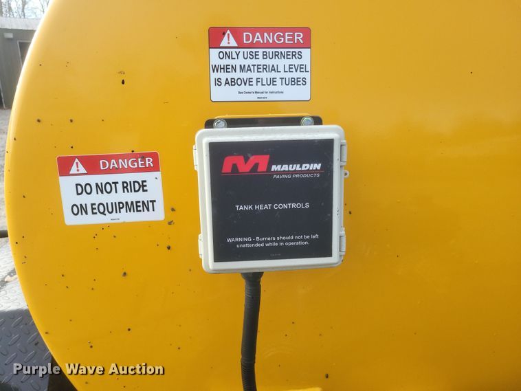 image for item DQ3792 2021 Mauldin MT600 oil distribution trailer