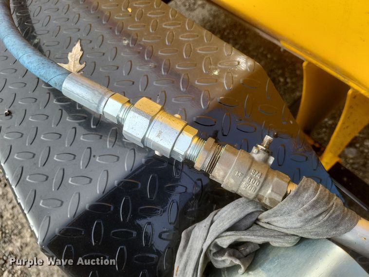 image for item DQ3792 2021 Mauldin MT600 oil distribution trailer