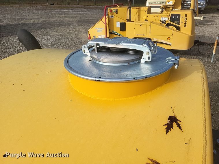 image for item DQ3792 2021 Mauldin MT600 oil distribution trailer