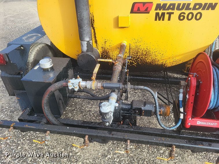 image for item DQ3792 2021 Mauldin MT600 oil distribution trailer