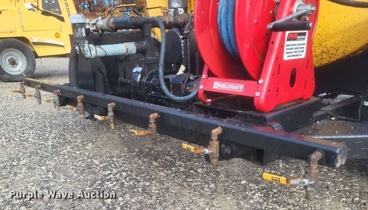 image for item DQ3792 2021 Mauldin MT600 oil distribution trailer