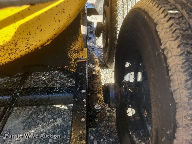 image for item DQ3792 2021 Mauldin MT600 oil distribution trailer