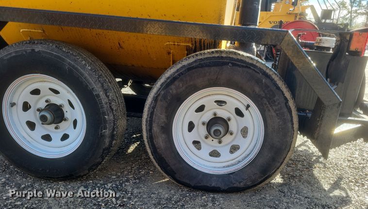 image for item DQ3792 2021 Mauldin MT600 oil distribution trailer