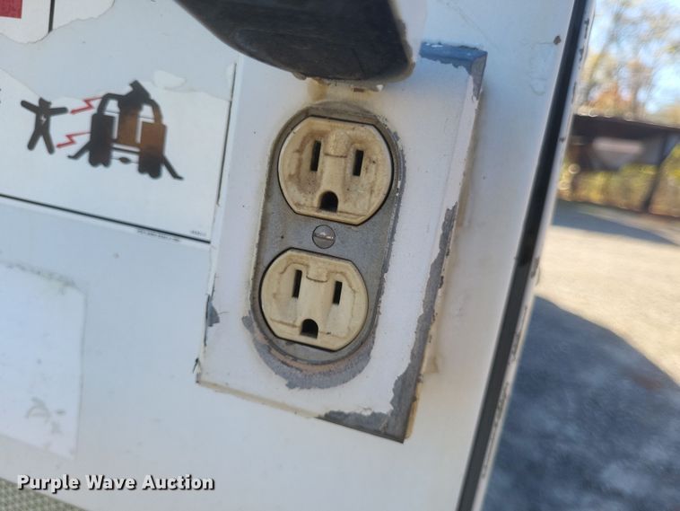 image for item DQ3795 1999 Ford F550 bucket truck