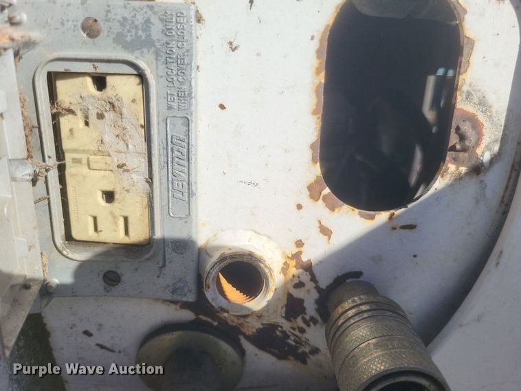 image for item DQ3795 1999 Ford F550 bucket truck