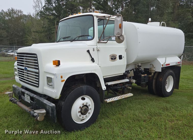 image for item DT5341 1995 Ford LN8000 water truck