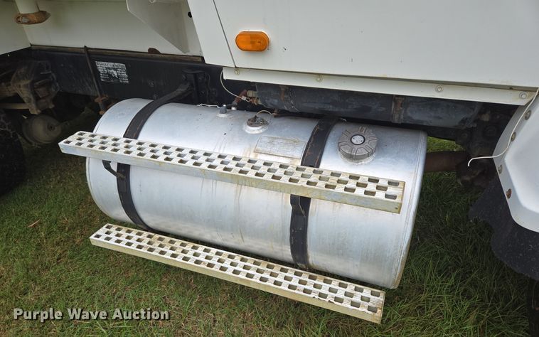 image for item DT5341 1995 Ford LN8000 water truck