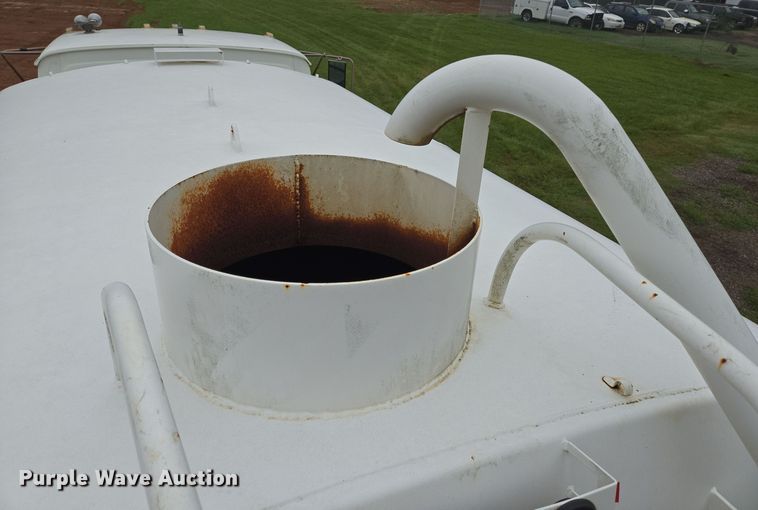 image for item DT5341 1995 Ford LN8000 water truck