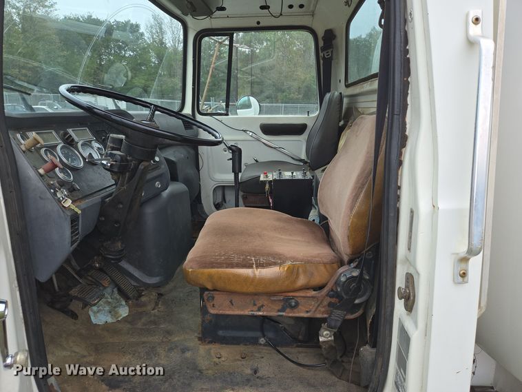 image for item DT5341 1995 Ford LN8000 water truck