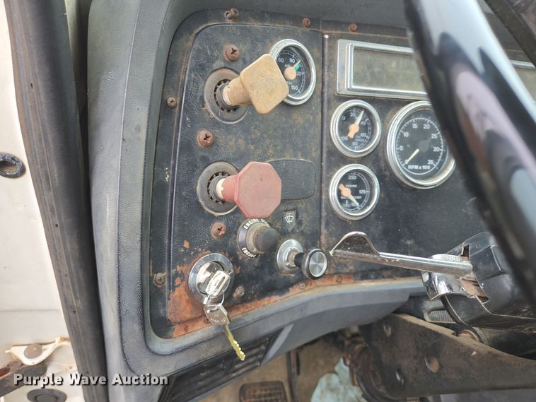 image for item DT5341 1995 Ford LN8000 water truck