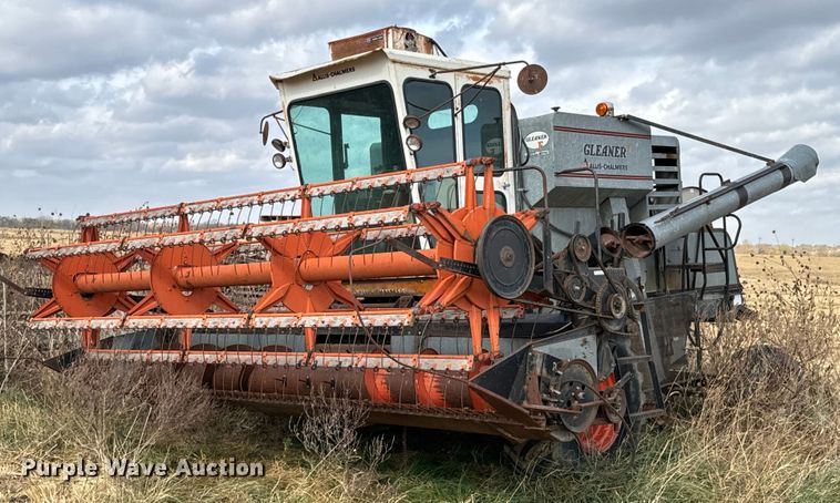 image for item DU9515 Allis-Chalmers Gleaner combine