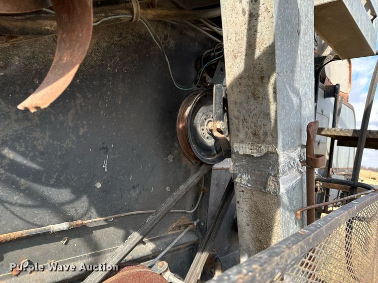 image for item DU9515 Allis-Chalmers Gleaner combine