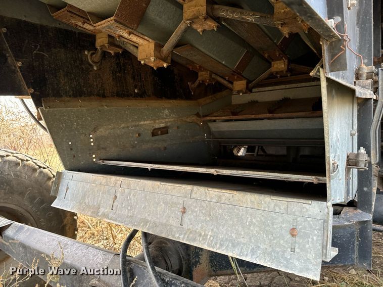 image for item DU9515 Allis-Chalmers Gleaner combine