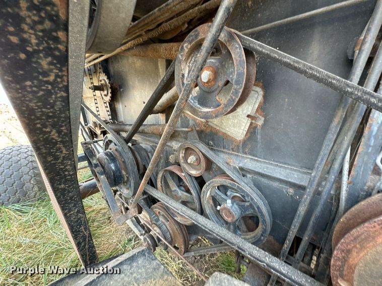 image for item DU9515 Allis-Chalmers Gleaner combine