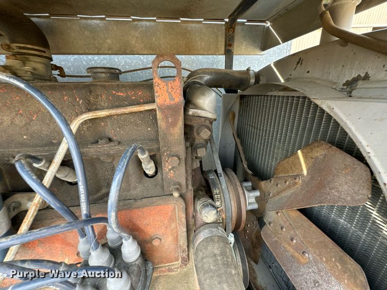 image for item DU9515 Allis-Chalmers Gleaner combine