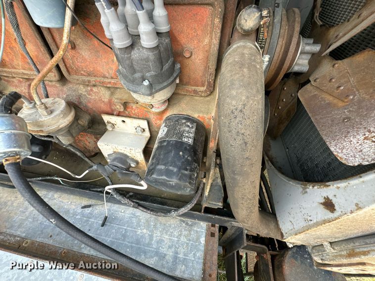 image for item DU9515 Allis-Chalmers Gleaner combine