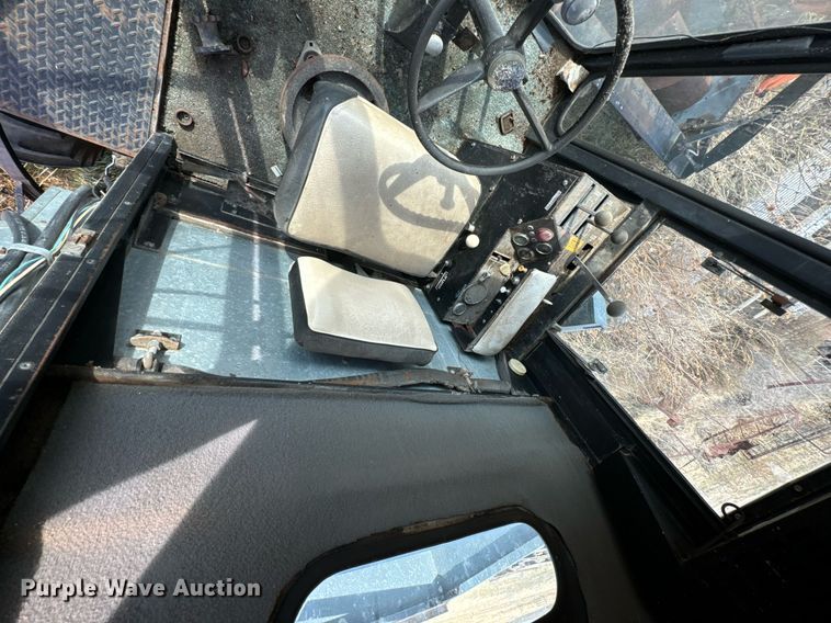 image for item DU9515 Allis-Chalmers Gleaner combine