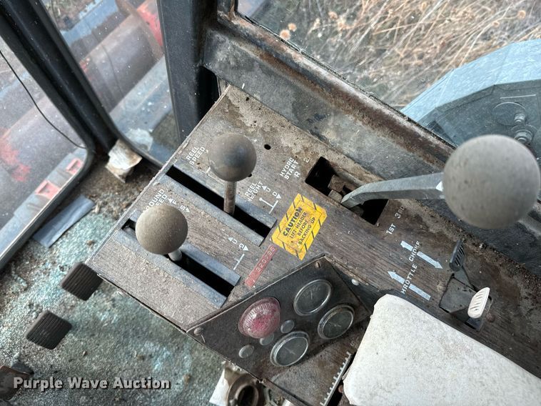 image for item DU9515 Allis-Chalmers Gleaner combine