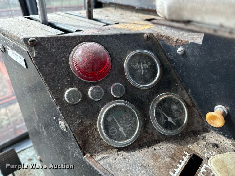 image for item DU9515 Allis-Chalmers Gleaner combine