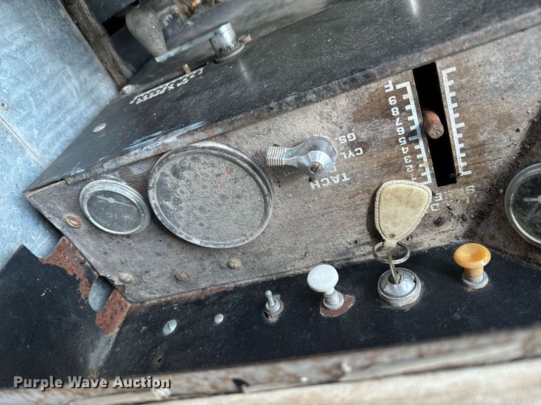 image for item DU9515 Allis-Chalmers Gleaner combine