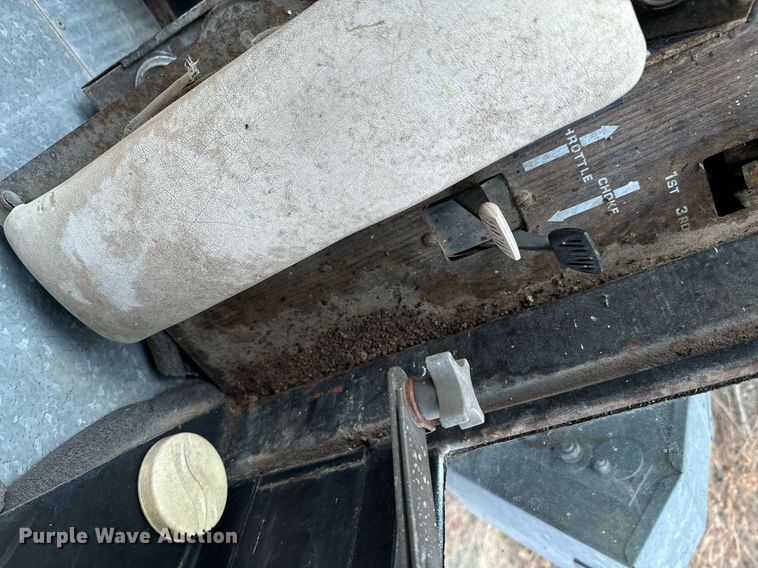 image for item DU9515 Allis-Chalmers Gleaner combine