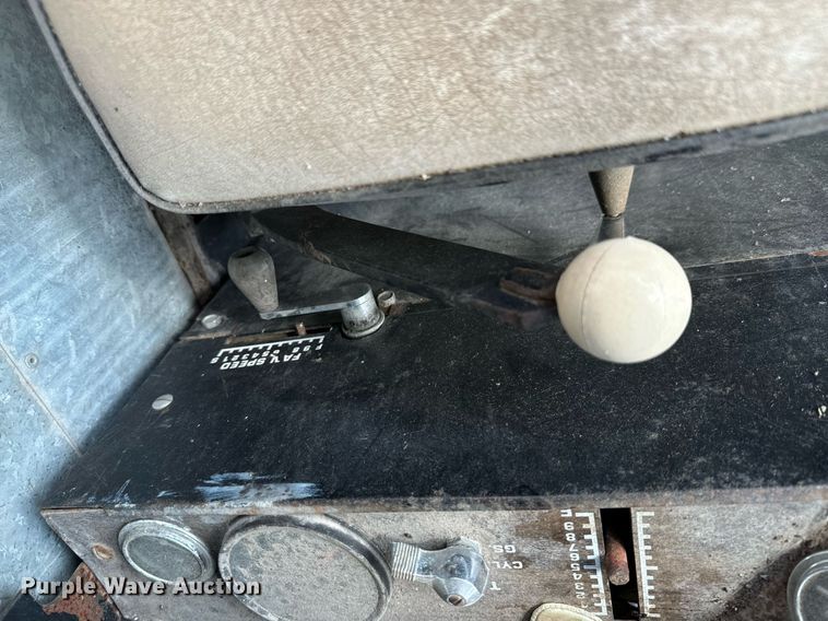 image for item DU9515 Allis-Chalmers Gleaner combine