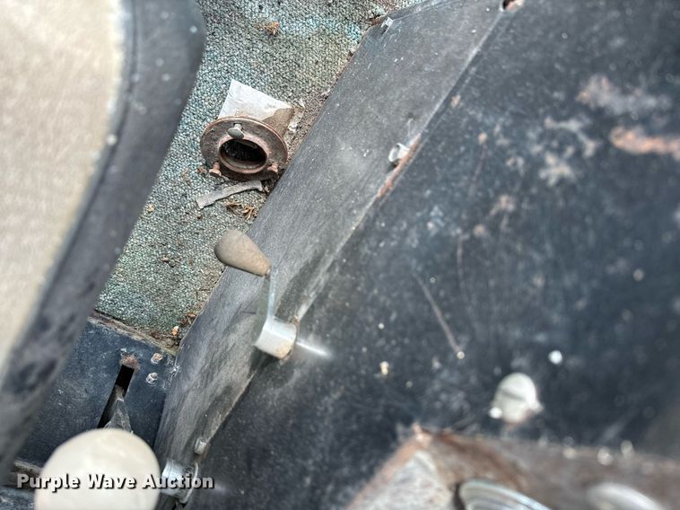 image for item DU9515 Allis-Chalmers Gleaner combine