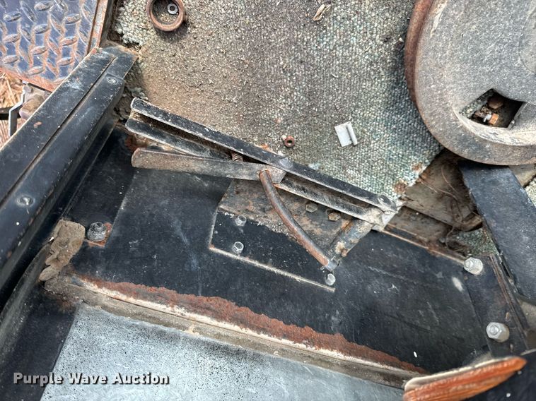 image for item DU9515 Allis-Chalmers Gleaner combine