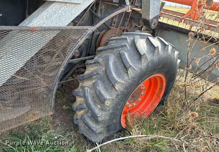 image for item DU9515 Allis-Chalmers Gleaner combine