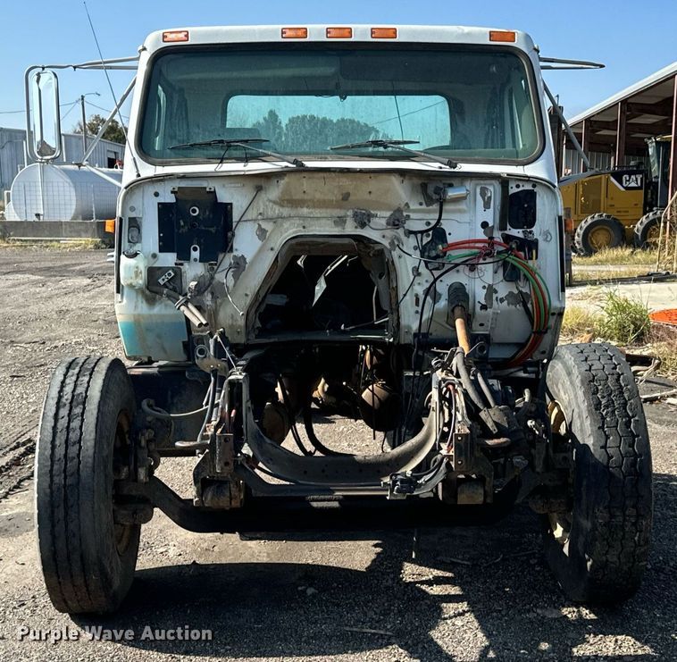 image for item DU9603 1996 International 4900 truck cab and chassis