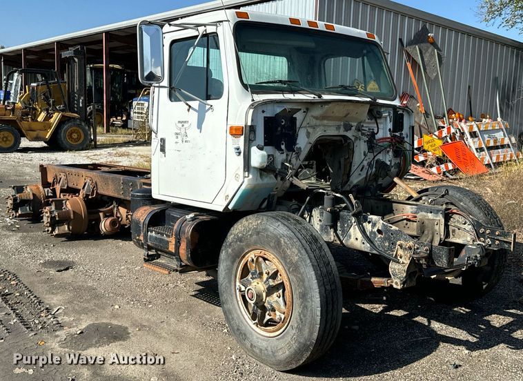 image for item DU9603 1996 International 4900 truck cab and chassis