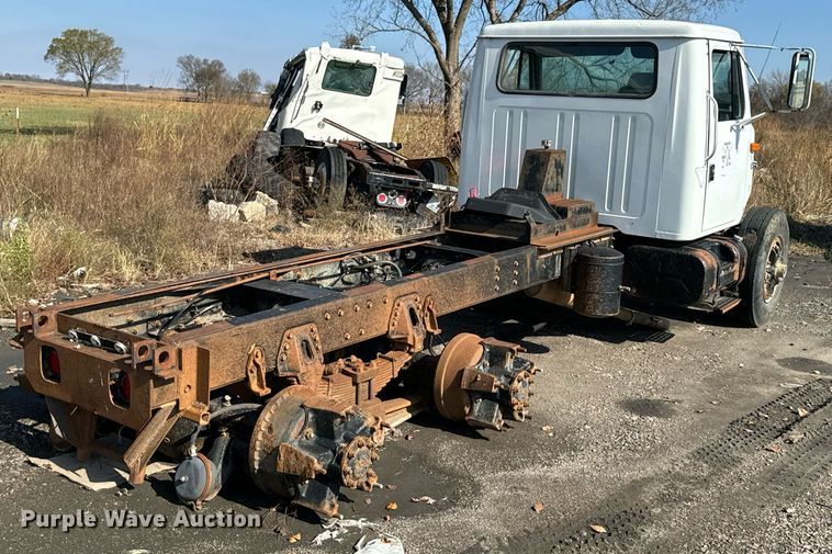 image for item DU9603 1996 International 4900 truck cab and chassis